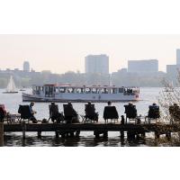 1250_6465 Ein Alsterschiff fährt auf der Aussenalster - Sonnenhungrige in Liegestühlen blicken auf d | 